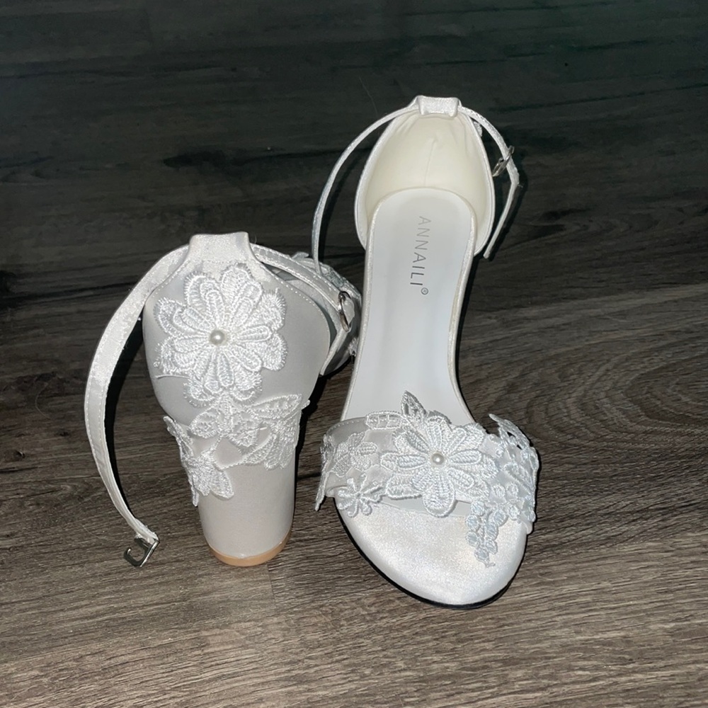 Beautiful bridal heels. Never been worn